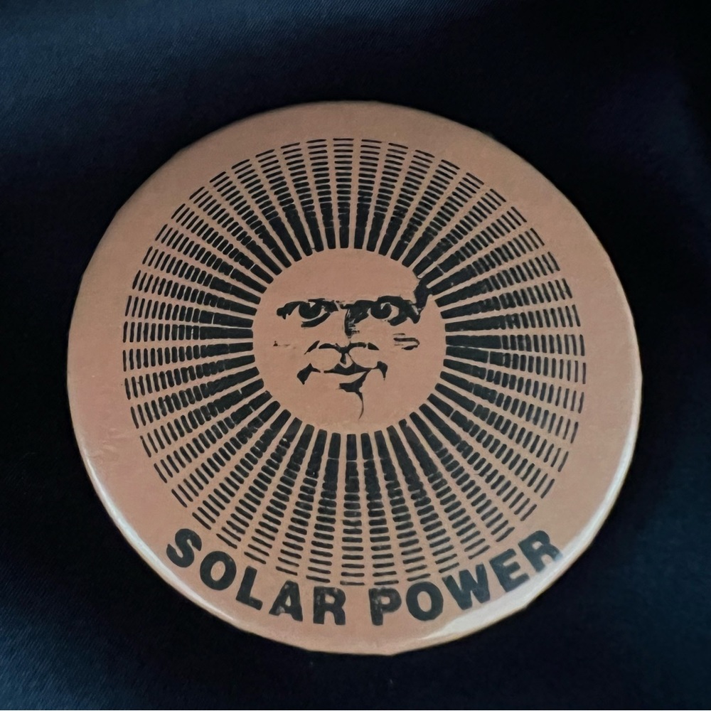 Solar Power Button 1970 - Picture 4 of 5
